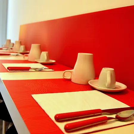 Easy לינה וארוחת בוקר 4*