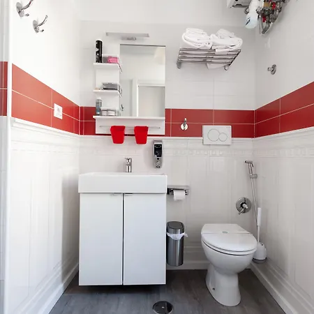 Easy לינה וארוחת בוקר 4*